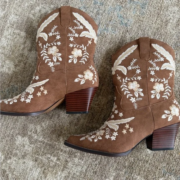 Oasis Society Brown Embroidered Western Ankle Boots - Picture 1 of 3